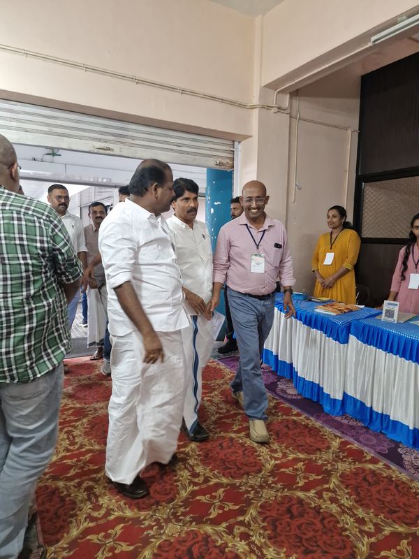 Delegates arrive